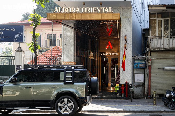 Từ khách sạn, người dân và du khách chỉ mất khoảng 5 phút đi bộ để tới các điểm du lịch quanh Hồ Hoàn Kiếm.