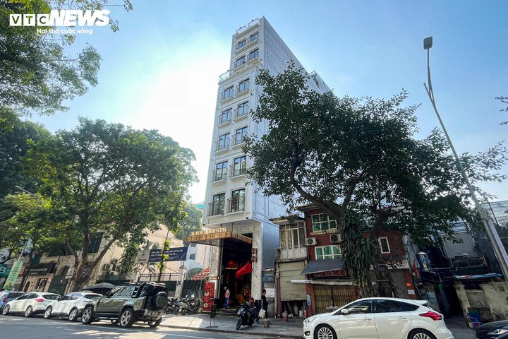 Khách sạn 10 tầng tại số 26 phố Lý Thái Tổ, được xây dựng từ năm 2019, mới được đưa vào hoạt động từ đầu tháng 4/2025. Theo tìm hiểu, khách sạn có khoảng 52 phòng.