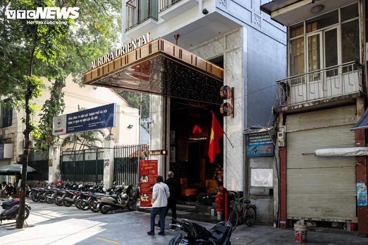 Theo khảo sát trên các trang bất động sản, giá đất mặt đường Lý Thái Tổ hiện dao động quanh mức 1 tỷ đồng/m², khiến giá trị ước tính của khách sạn 10 tầng này lên tới hàng trăm tỷ đồng.