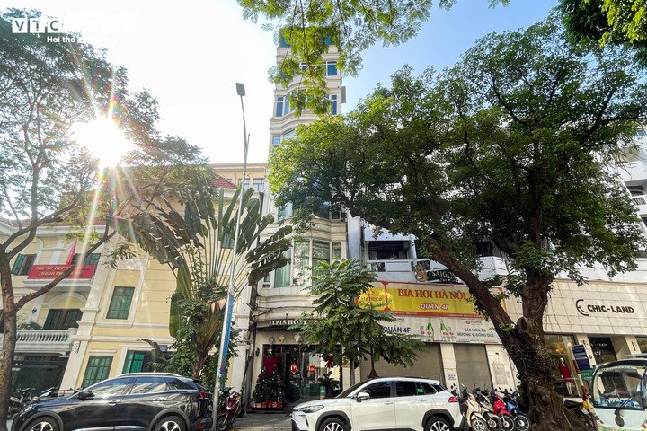 Cách đó không xa là một khách sạn nằm tại số 32 phố Lý Thái Tổ, ngay sát ngã tư phố Lý Thái Tổ - Trần Nguyên Hãn.