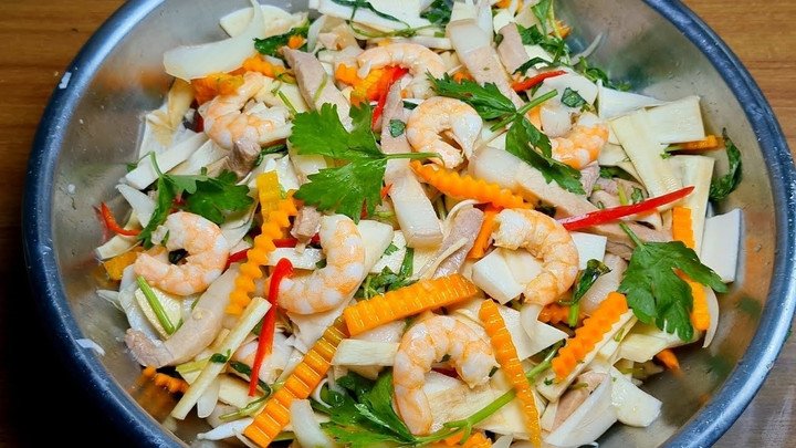 Gỏi củ hủ dừa tôm thịt là món ăn ngon, hấp dẫn. (Ảnh: B.L)