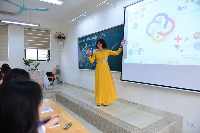 Cần giáo dục trẻ phát triển toàn diện thay vì đặt nặng thành tích ở một số môn học, khiến học sinh phải đi học thêm. Ảnh: YẾN ANH