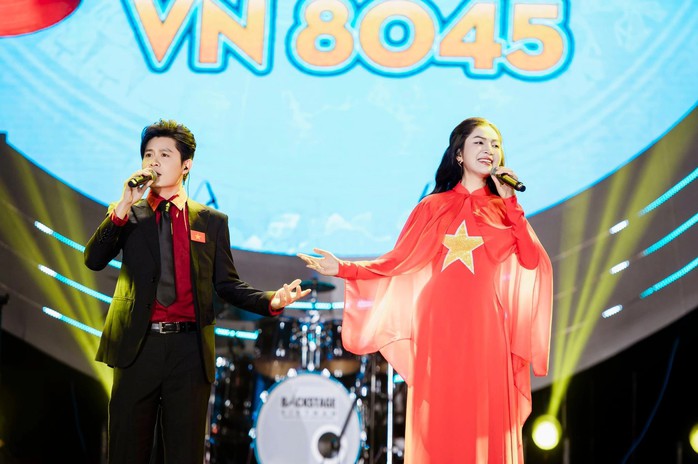 Nhạc sĩ Nguyễn Văn Chung và ca sĩ Nguyễn Duyên Quỳnh trong một chương trình âm nhạc. Ảnh: FBNV