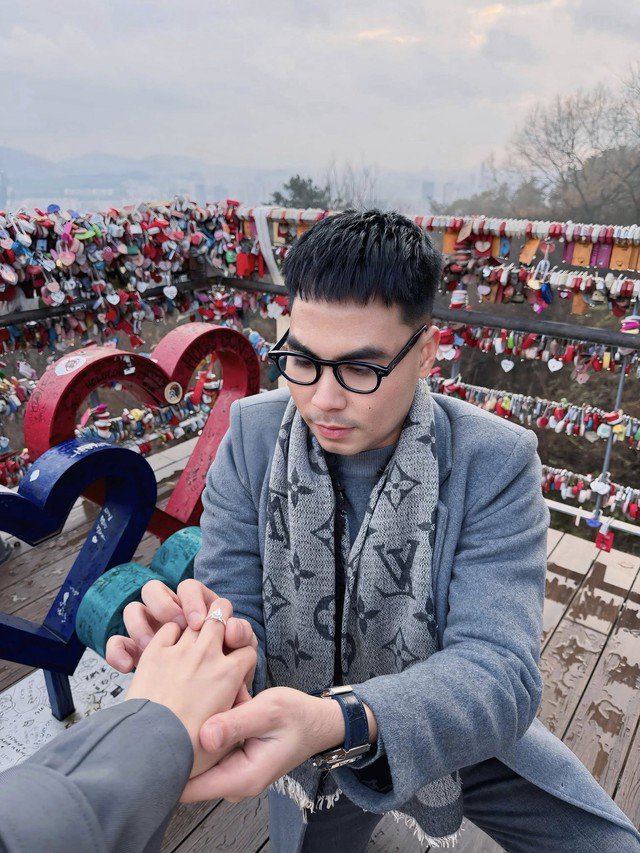 Huyền Trang "Mù tạt" được Đức Huy cầu hôn ở Hàn Quốc.