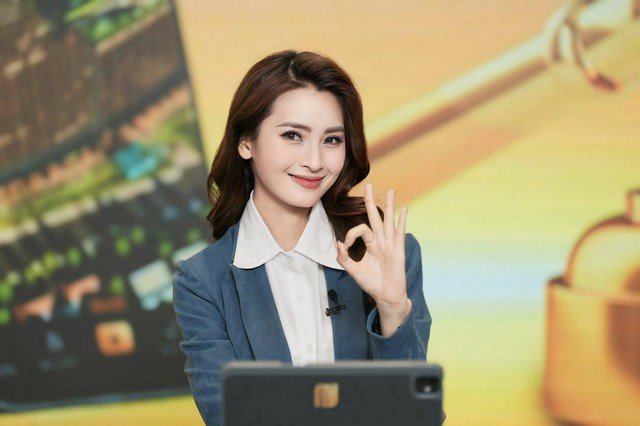 MC Huyền Trang "Mù tạt" sinh năm 1993 tại Phú Thọ, cô là MC quen thuộc của VTV. Nữ MC 9X ghi dấu ấn với lối dẫn chương trình tự nhiên, phong thái chuyên nghiệp cùng ngoại hình xinh đẹp. Huyền Trang từng đảm nhận vai trò dẫn dắt nhiều chương trình nổi tiếng như "Bữa trưa vui vẻ" và "Cuộc hẹn cuối tuần", giúp cô nhận được sự yêu mến từ đông đảo khán giả. Vì tính chất chương trình khác với những bản tin hay chương trình thời sự chính luận nên MC Huyền Trang "Mù tạt" lựa chọn trang phục lên sóng đa phong cách và có phần tự do hơn. Khi cô diện vest nền nã...