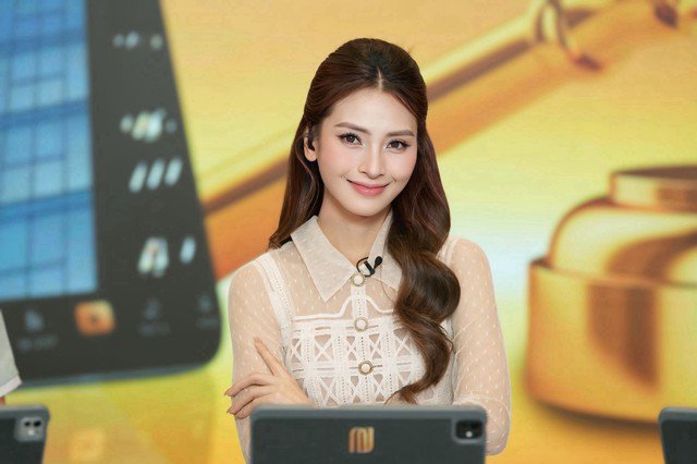 Khi khác cô diện áo sơ mi với chất liệu vải voan tinh tế, gợi cảm.