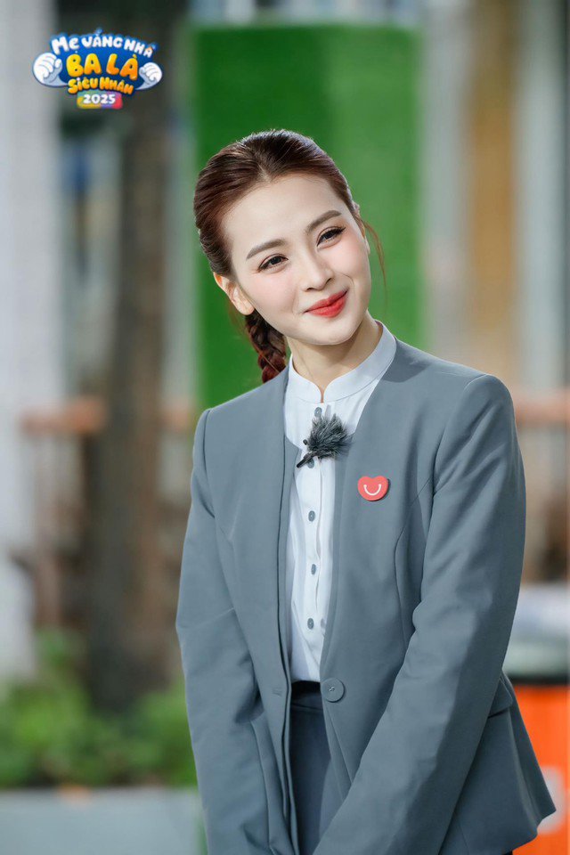 Lúc MC Huyền Trang trẻ trung "hack tuổi" với vest cách điệu mix cùng áo sơ mi đơn giản.