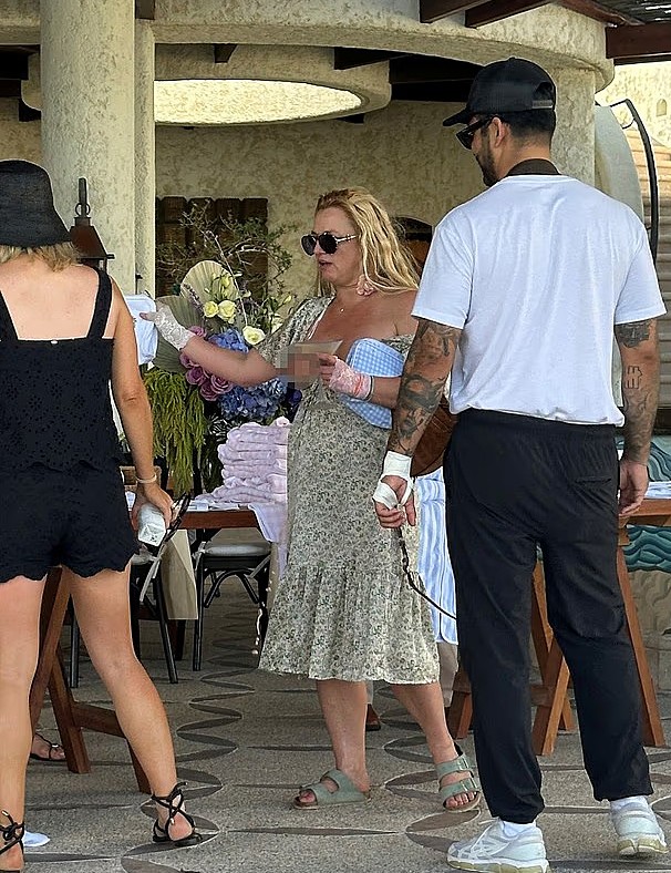Britney Spears để lộ một bên ngực trong chiếc váy trễ. Ảnh: Daily Mail