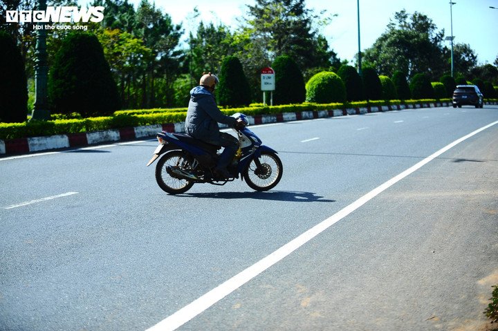 Rùng mình cảnh xe máy băng ngang, đi ngược chiều tại cao tốc Liên Khương - Prenn - 9