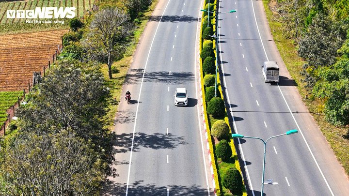 Rùng mình cảnh xe máy băng ngang, đi ngược chiều tại cao tốc Liên Khương - Prenn - 13