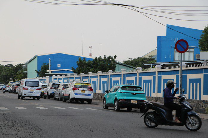 Nhiều ô tô đỗ sai quy định trên đường Đặng Văn Sâm, phường Tân Sơn Hòa, TPHCM