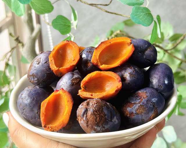 Quả cọ - Loại quả được nhiều người yêu thích. Ảnh: Vũ Thúy.