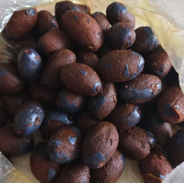 Chị Thủy mua phải loại cọ khô, cứng, chát, ít dầu tại Hà Nội. Ảnh: NVCC.