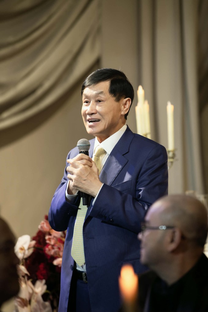 Johnathan Hạnh Nguyễn diện bộ tuxedo thứ hai ở Đà Nẵng.