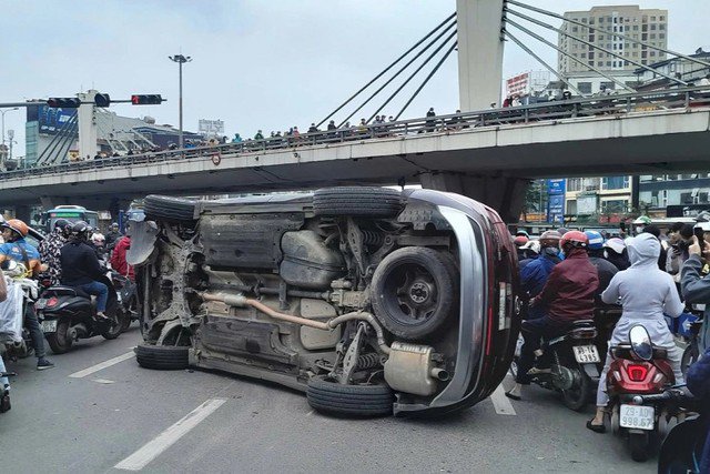 Vụ tai nạn khiến giao thông qua khu vực ùn tắc. Ảnh: M.H