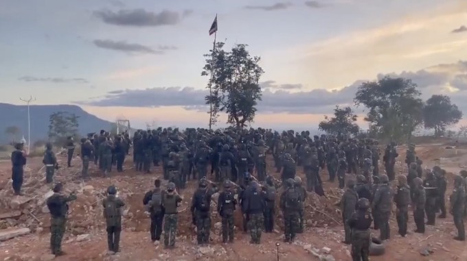 Quân nhân Thái Lan thượng cờ tại đèo Chong An Ma sau khi kiểm soát hoàn toàn khu vực ngày 16/12. Ảnh: X/ArmyMilitaryHD