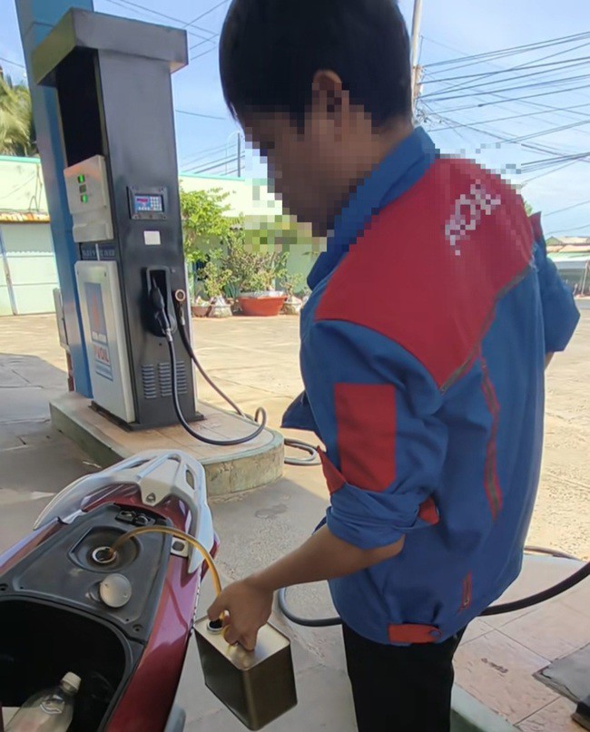 Nhân viên cây xăng rút lại xăng đã bơm cho khách, sau khi khách không trả tiền mặt. Ảnh: MXH