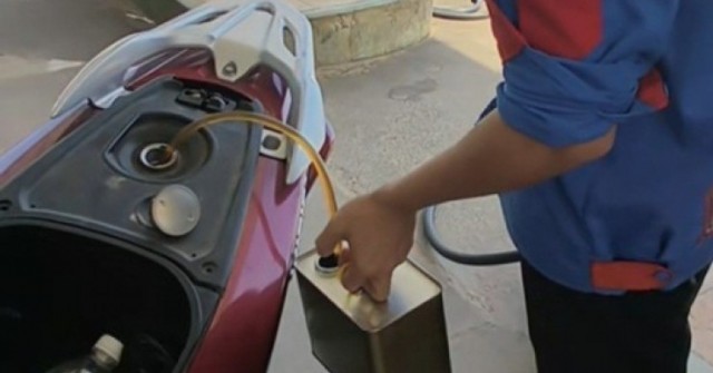 Cho thôi việc nhân viên cây xăng rút xăng của k...