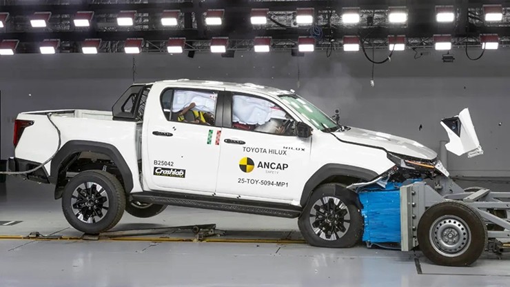 Toyota Hilux thế hệ mới được thử nghiệm đâm va ở các góc. Ảnh: ANCAP