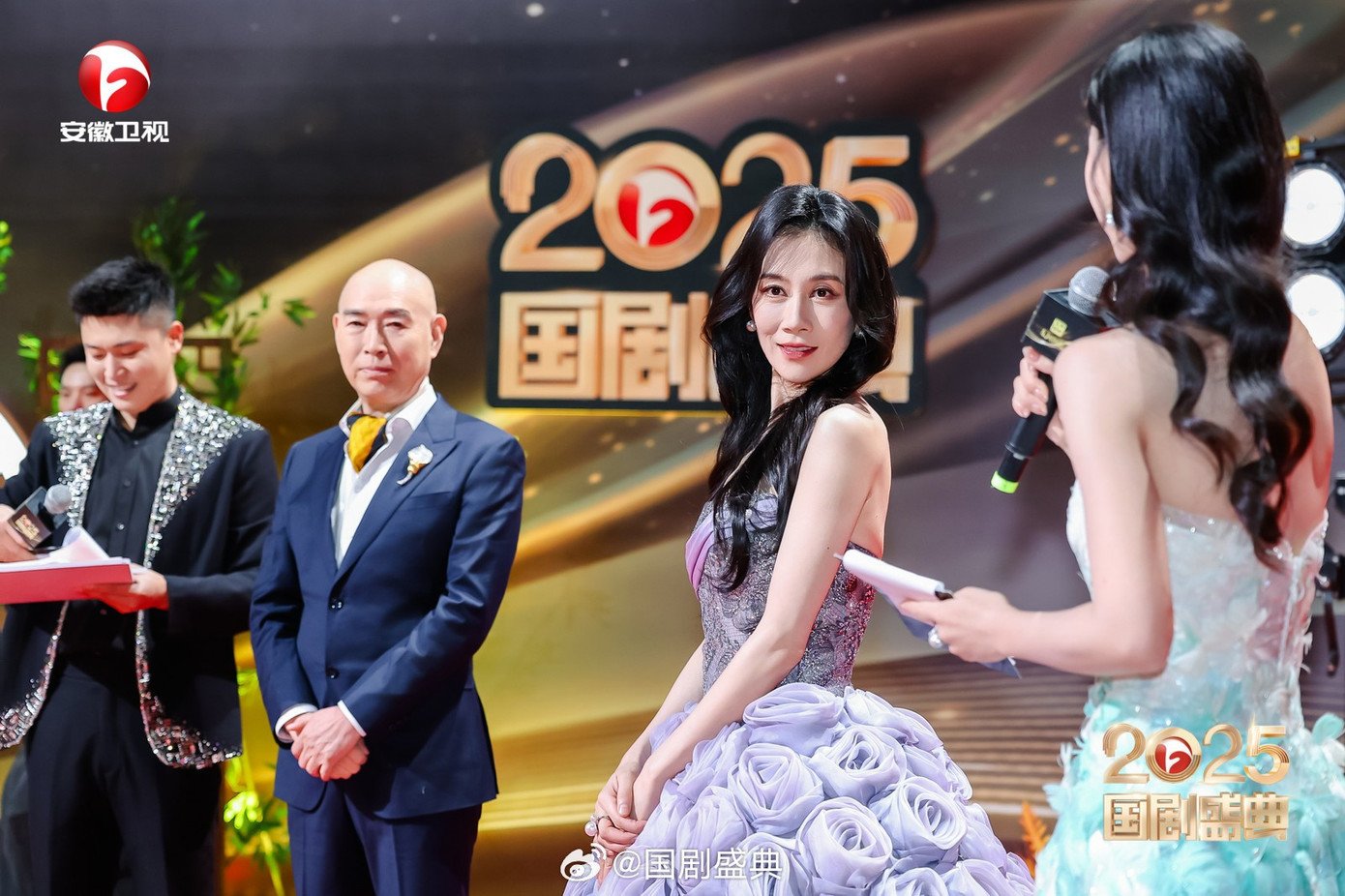 Ôn Tranh Vanh - "mẹ chồng" trên màn ảnh của Triệu Lộ Tư xuất hiện với dung mạo sang trọng, khí chất, sánh vai cùng Thẩm Bảo Bình trên thảm đỏ.