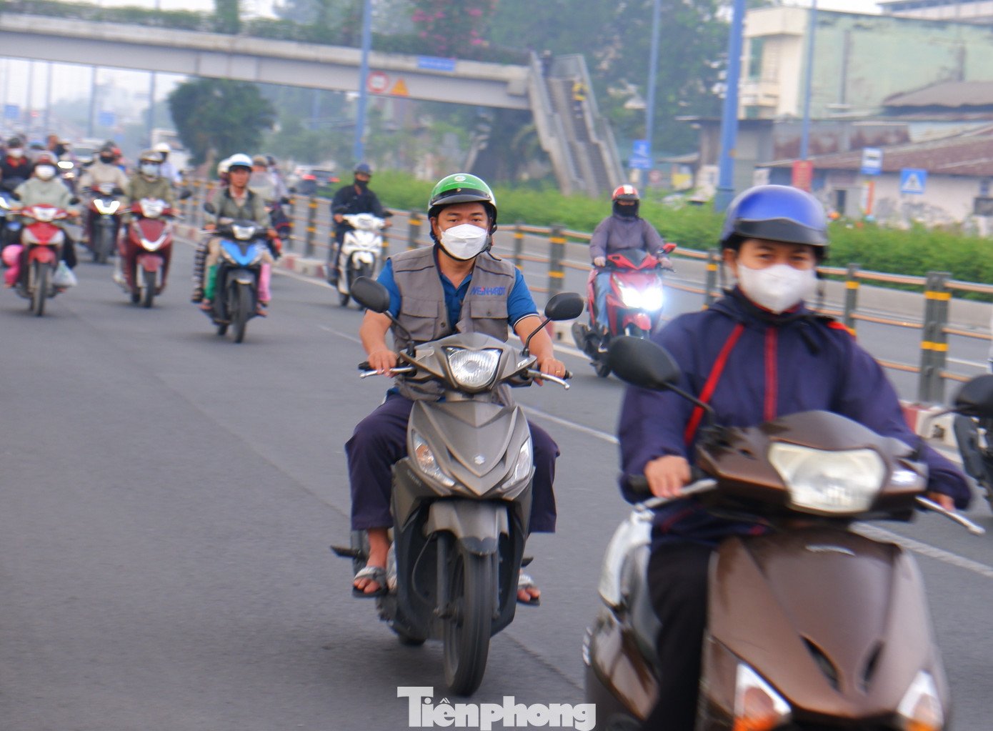 Đến hơn 7h sáng, nhiều người vẫn bật đèn xe khi di chuyển trên đường.