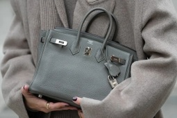 Biểu tượng xa xỉ lung lay: Giá túi Birkin lao dốc mạnh