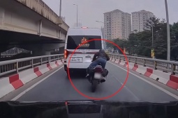 Clip: Mải ngoái đầu trên đường cấm, thanh niên đâm thẳng vào đuôi ô tô
