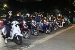 Đêm lạnh đường vắng, người Hà Nội vẫn kiên nhẫn chờ đèn đỏ đều tăm tắp