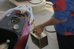 Cho thôi việc nhân viên cây xăng rút xăng của khách hàng vì không chấp nhận chuyển khoản