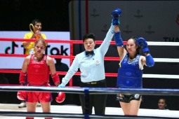 Hotgirl Muay 2 lần đấm võ sĩ Thái Lan ngã quỵ, hiên ngang lấy HCV SEA Games
