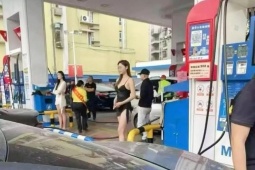 Trạm xăng gây tranh cãi khi thuê người mẫu mặc đồ “mát mẻ” đón khách