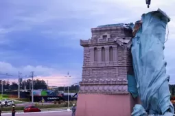 Tượng 'Nữ thần Tự do' sụp đổ trong cơn bão dữ dội