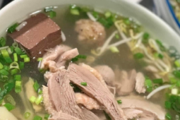 Nữ giáo viên nguy kịch, phải cấp cứu suốt một tháng sau khi ăn miến ngan