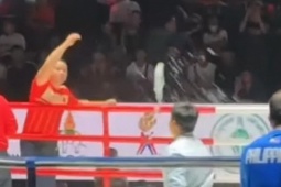 Nghi bị xử ép, HLV Việt Nam nổi giận ném chai nước, võ sĩ bỏ về không đánh tiếp