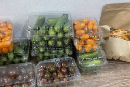 Mang đồ quê lên biếu, người phụ nữ sững sờ trước hành động của thông gia giàu