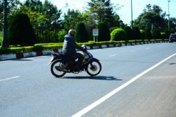 Rùng mình cảnh xe máy băng ngang, đi ngược chiều tại cao tốc Liên Khương - Prenn