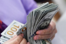 Cơn sốt USD bất ngờ hạ nhiệt, áp lực lớn đè lên giá vàng