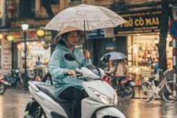 Cầm ô khi đi xe máy húc thẳng đầu ô tô, tài xế bị phạt nặng đến mức nào?