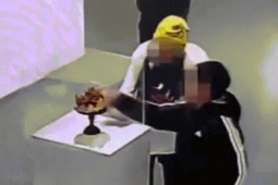 Bé trai vô tình làm vỡ vương miện vàng vô giá tại triển lãm