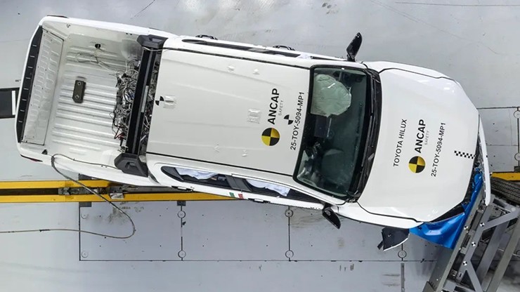 Toyota Hilux thế hệ mới được thử nghiệm đâm va ở các góc. Ảnh: ANCAP