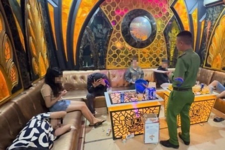 Thấy công an khi đang "bay lắc", 5 "dân chơi" trốn lên nóc nhà vệ sinh