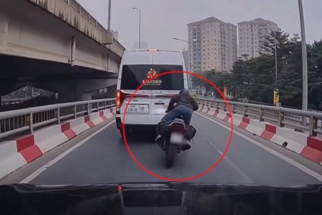 Clip: Mải ngoái đầu trên đường cấm, thanh niên đâm thẳng vào đuôi ô tô