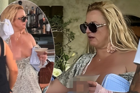 Britney Spears mặc lôi thôi, lộ ngực khi đi dạo ở resort
