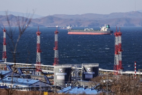 Dầu Nga xuất khẩu tăng vọt nhưng ùn ứ trên biển