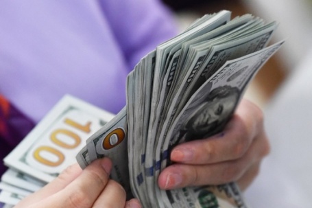 Cơn sốt USD bất ngờ hạ nhiệt, áp lực lớn đè lên giá vàng