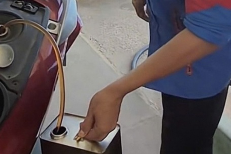Từ chối thanh toán chuyển khoản, nhân viên cửa hàng hút lại xăng khiến khách dắt bộ 3km