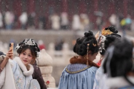 Giới trẻ đua nhau mặc đồ cổ trang chụp tuyết rơi tuyệt đẹp ở Trung...