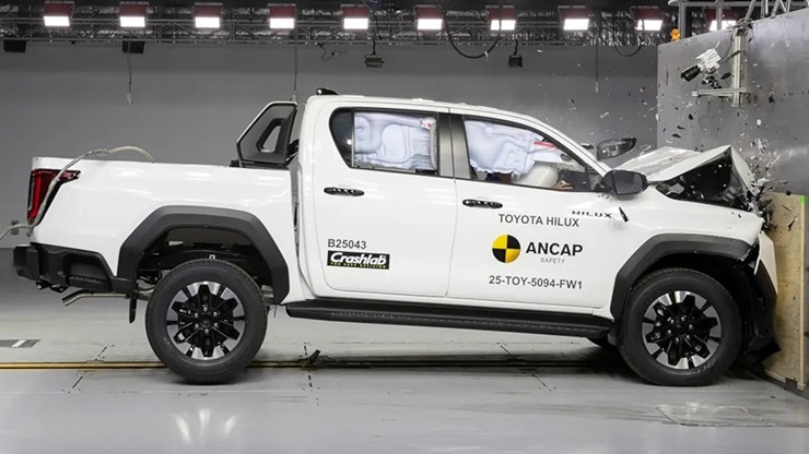 Toyota Hilux thế hệ mới được thử nghiệm đâm va ở các góc. Ảnh: ANCAP