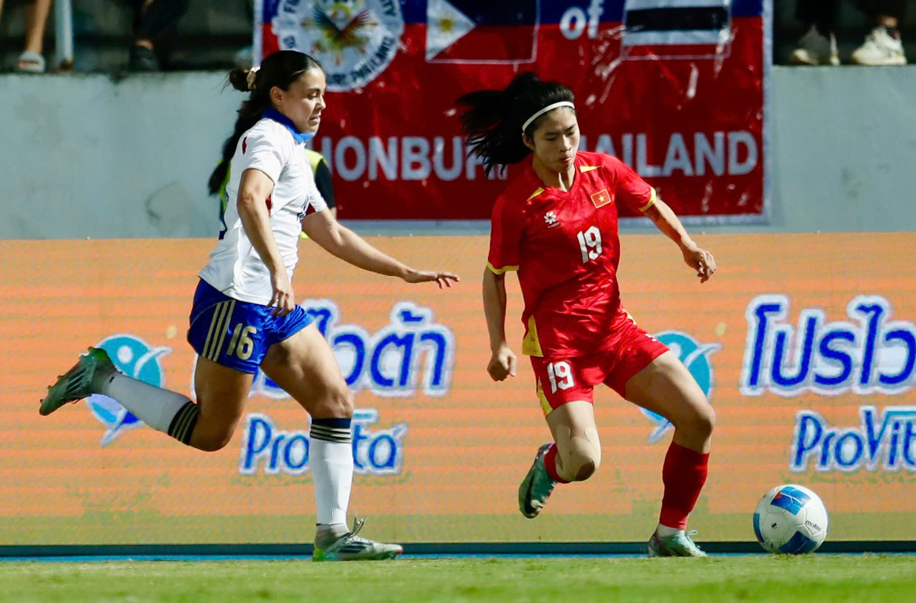 Rực lửa chung kết bóng đá nữ SEA Games: Những chiến binh áo đỏ vượt gian khó - 4