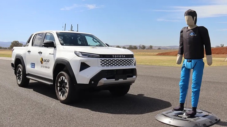 Toyota Hilux thế hệ mới&nbsp;cũng được thử nghiệm cả hệ thống ADAS. Ảnh: ANCAP